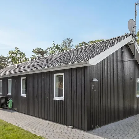 Dom wakacyjny Stunning In Nexo With Sauna Balke